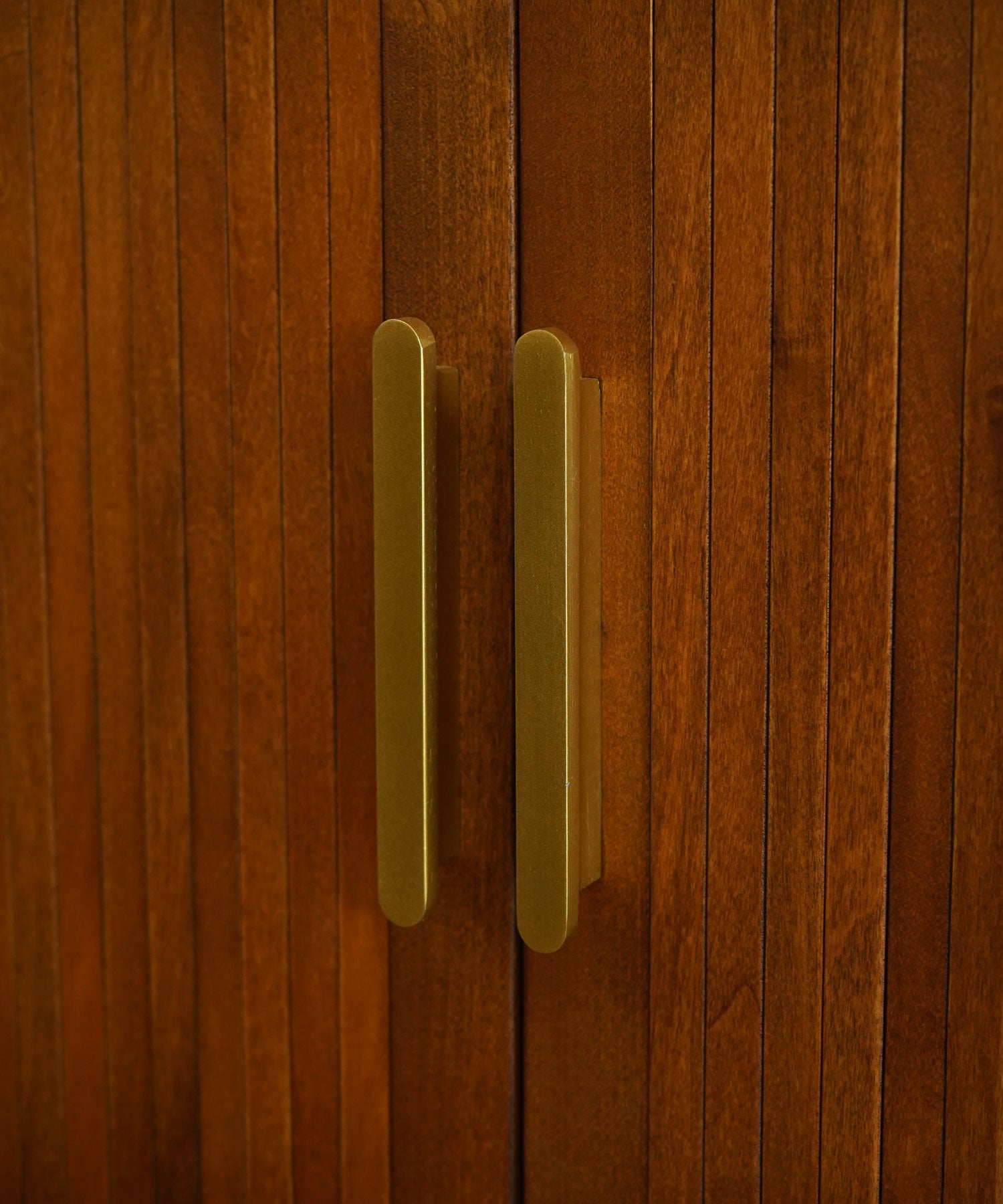 真鍮色の取っ手がアクセント。